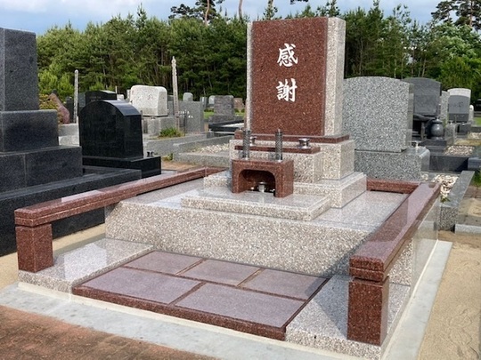 墓地墓石大事典 茨城県高萩市の公営霊園、8.4平米での建墓です。開放感のある